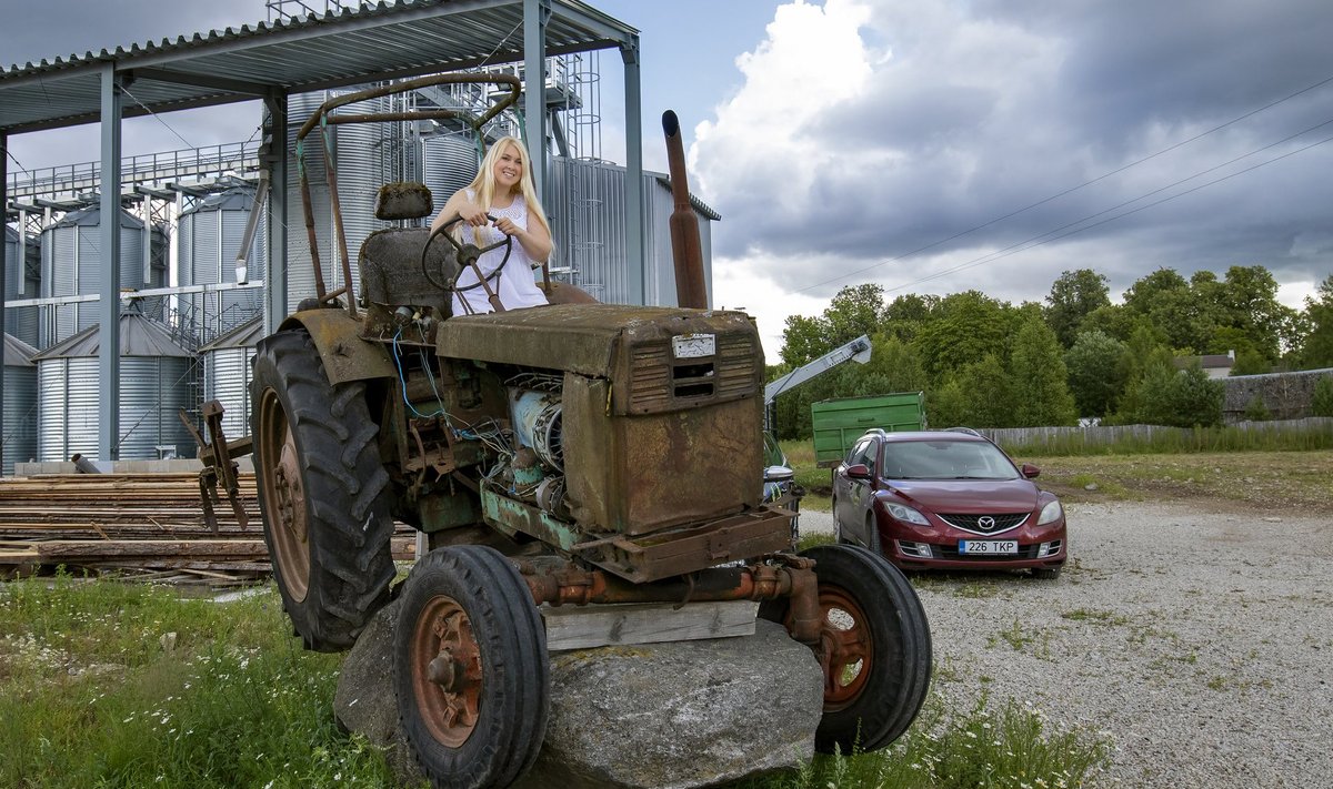 Tallu rajatud maheterminal on ainuke Läänemaal ja siin pakutakse teenust ka teistele talunikele. Pildil on traktoriroolis Karin Tiit.
