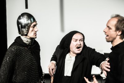 Ristirüütel Rodolfo - Kristjan Sarv, abt isa Teodorik - Rein Annuk ja Kaupo - Nero Urke