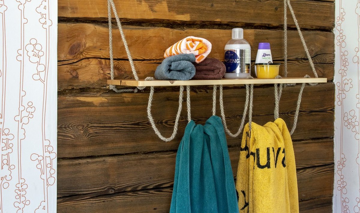 Valmis riiulile saate panna lappes puhtad käterätid, šampoonid ja kreemid. Nöörist aasadesse riputage kasutuses olevad saunalinad.