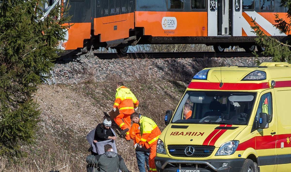 Avariis Raasiku raudteeülesõidul sai vigastada 12 inimest, kellest viiele osutas kiirabi sündmuskohal esmaabi ning seitse viidi haiglasse