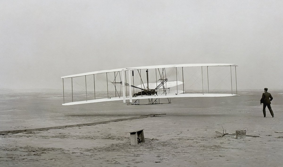 AJALUGU: Vennad Wrightid 17. detsembril 1903 maailma esimest juhitavat mootorlendu sooritamas. Viimased 50 aastat pole inimkond teinud ühtegi sarnase mõjuga läbimurret