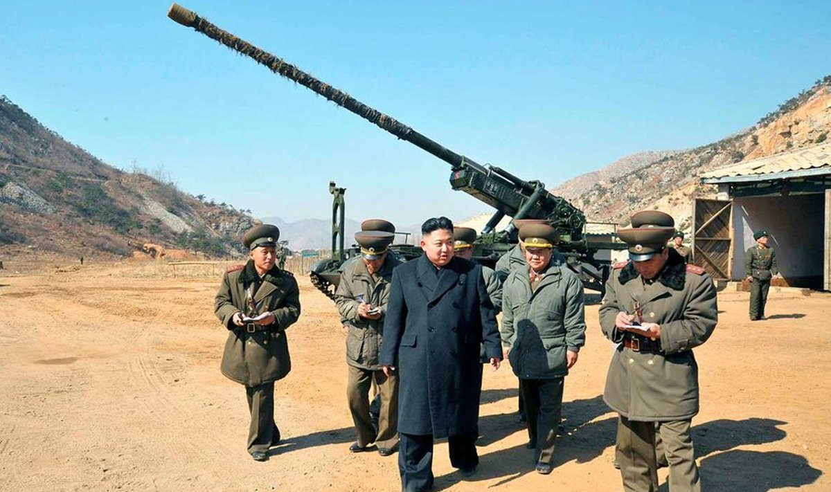 Kim Jong-un (keskel) käis märtsis kontrollimas, kas Baengnyeongi saare ründamiseks ollakse valmis. 