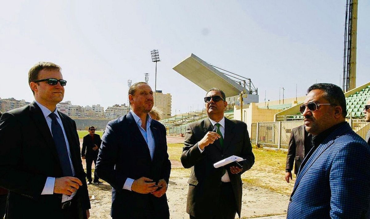 STAADIONI ÜLEVAATUS: Port Saidi staadionil hukkus mõni aasta tagasi 74 inimest, vigastada sai üle 500. Vasakul on Timo Mitt, projekti tehniline juht, tema kõrval Jaanus Rahumägi ning paremal projekti koos Rahumägiga juhtiv Ayman Gabr.