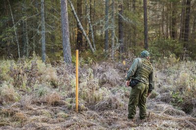 Aeg-ajalt liigub Tom laudteelt maha, et uurida kahtlaseid märke ja jälgi. Kollane post on talle signaaliks, et sealt edasi minna ei tohi enam ka tema - seal asub juba Venemaa.