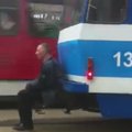 VIDEO: Väljaspool vagunit reisinud trammisõitja võeti ka videosse