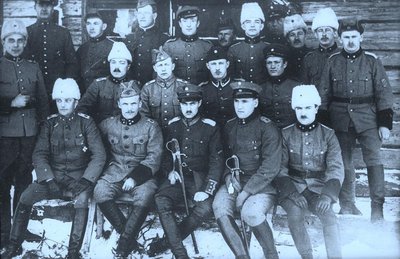 Põhja-Ingeri rügemendi staap Kirjasalos, talv 1920. Ees keskel rügemendiülem Yrjö Elfvengren.
