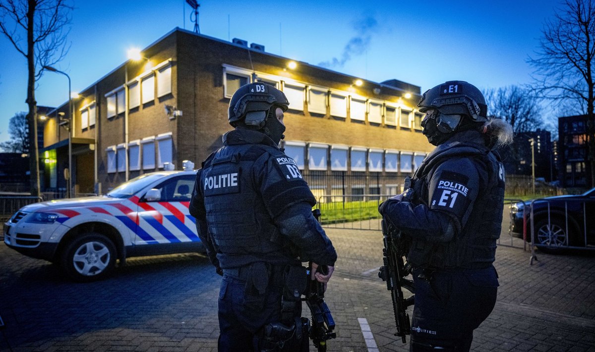 Politseinikud Amsterdami kohtumaja ees enne otsuse välja kuulutamist.
