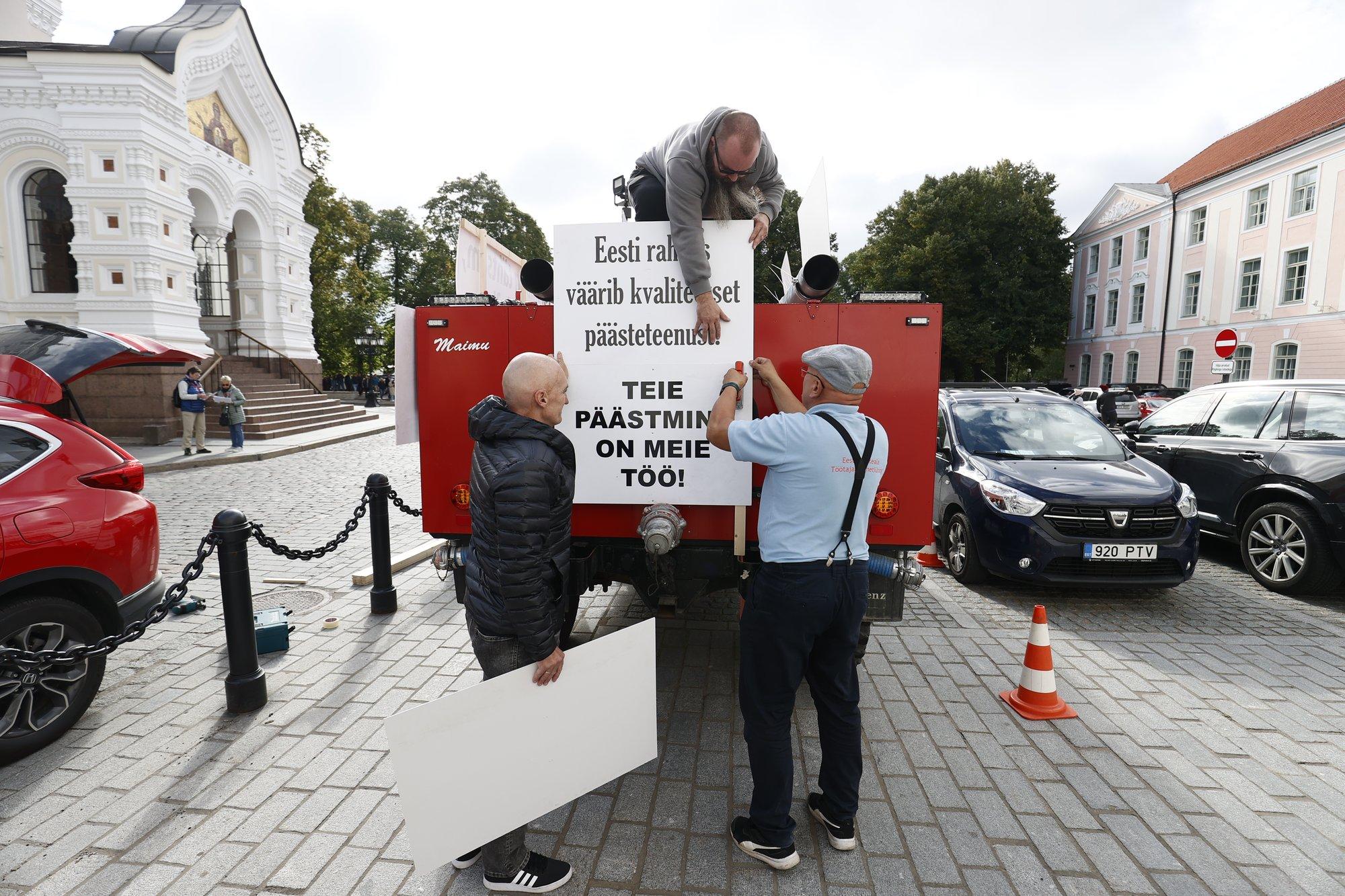 ФОТО | Спасатели припарковали пожарную машину на Тоомпеа, чтобы напомнить  политикам о своей ничтожной зарплате: достойная жизнь невозможна - Delfi RUS