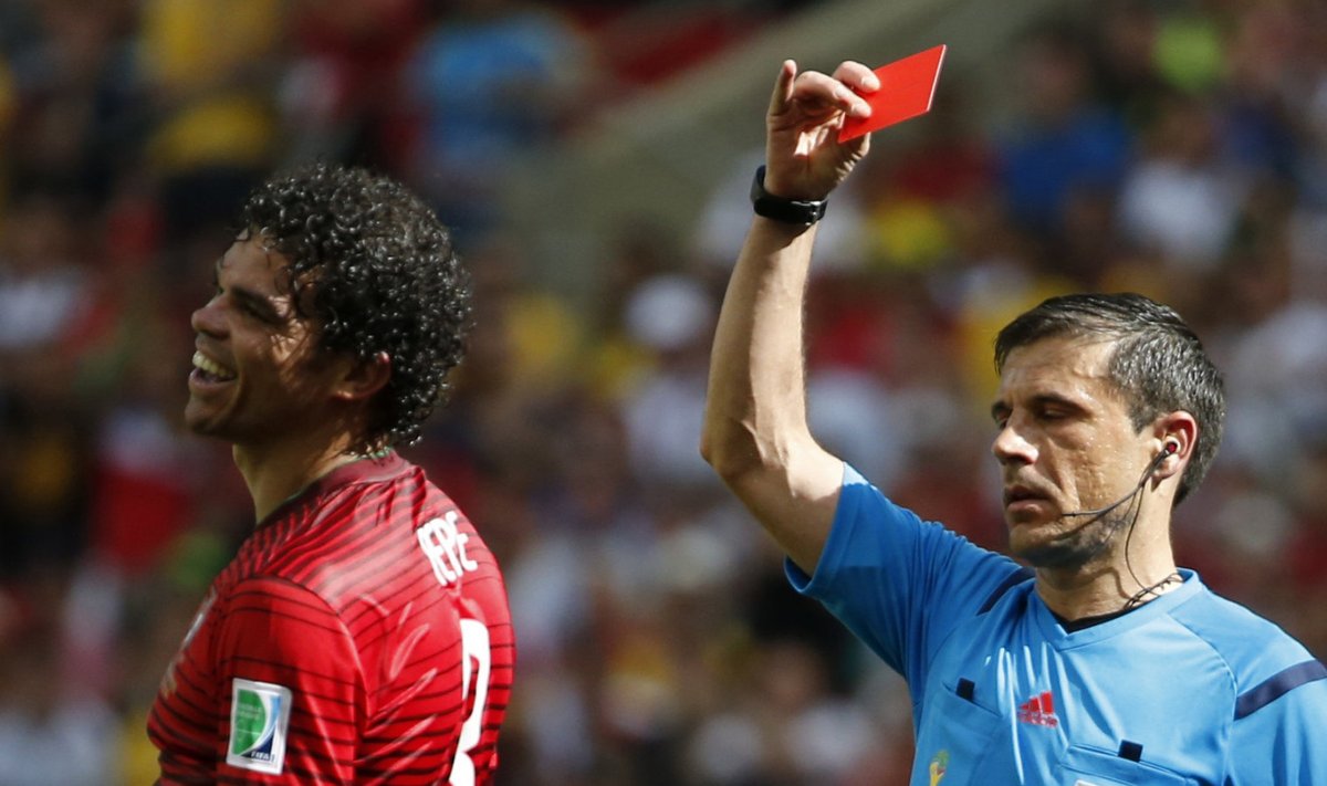 Milorad Mazic näitamas punast kaarti 2014 MM-i alagrupimängus Pepele.