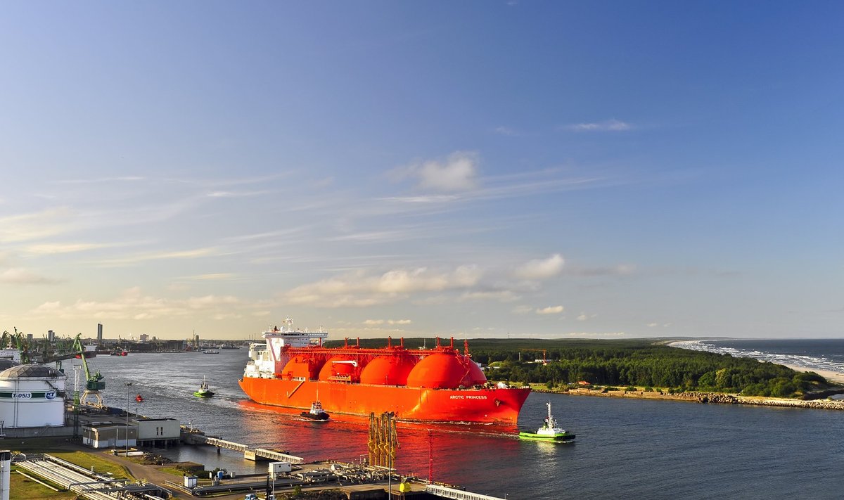 LNG Tanker Arctic Princess siirdumas Klaipeda ujuvterminali.