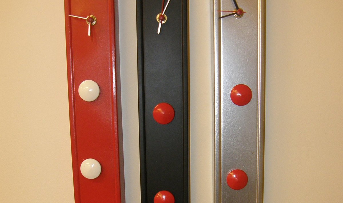 Kipskarkassi tükid on viimistletud eri värvidega, varustatud magnetiga nuppudega ning kellaga.