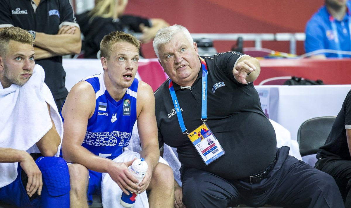 2015. aasta EM-il oli Andres Sõber Eesti korvpallikoondise abitreener. Pildil jagab ta õpetust Sten-Timmu Sokule, pingil istub ka Siim-Sander Vene.