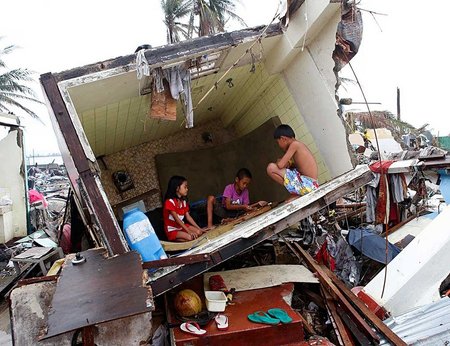 Ellujäänud: Lapsed oma kunagise kodu vannitoas lauamängu mängimas. Viienda kategooria taifuun (sellesse tugevusjärku kuulus ka äsja Filipiine tabanu) toob ränki kahjustusi kaasa sisuliselt kõigile hoonetele.