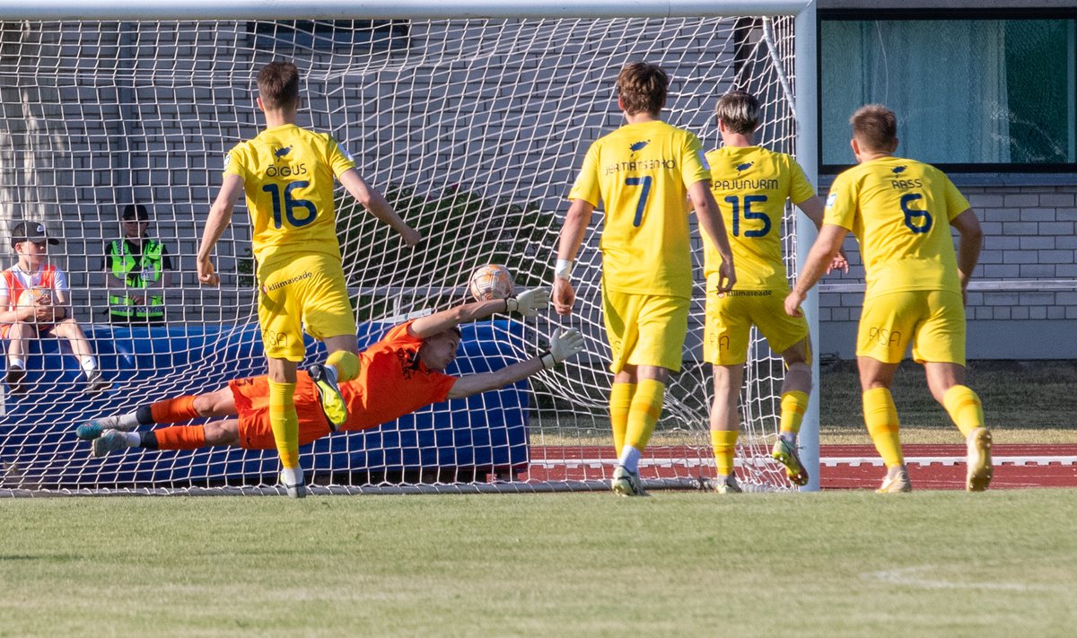 Premium liiga jalgpallis, JK Pärnu Vaprus, FC Kuressaare