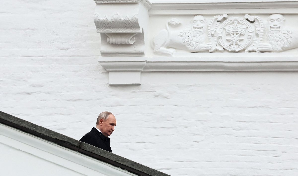 Vladimir Putin laskub pärast järjekordset rituaali.
