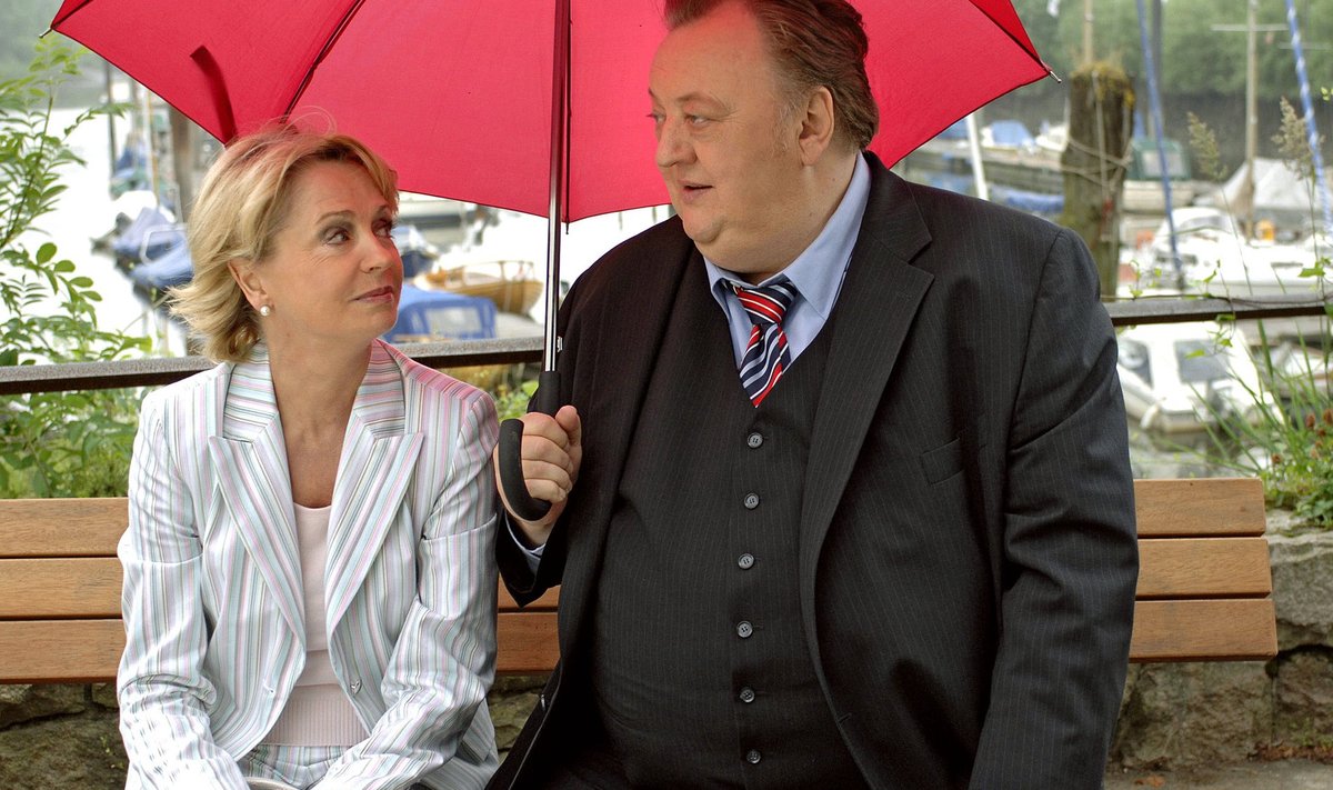Sarjas “Paks boss” mängib kogukat juristi Gregor Ehrenbergi Dieter Pfaff (paremal). Abikaasa Isabel von Brede rollis on Sabine Postel.