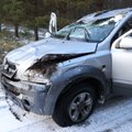 FOTOD | Tartumaal sõitis auto teelt välja ja paiskus katusele