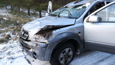 ФОТО | В Тартумаа машина съехала с дороги и перевернулась на крышу 