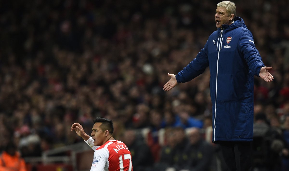 Arsenal's manager Wenger and Sanchez react during their English Premier League soccer match aginst Southampton at the Emirates Stadium in London