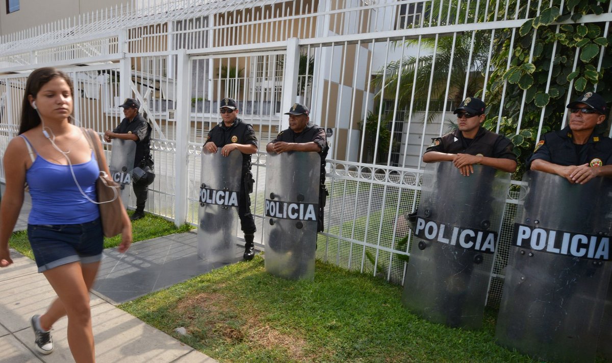 KAITSE LIHTINIMESTE VIHA EEST: Peruu politseinikud valvavad Moaack Fonseca kontorit Limas. 