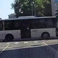 PARDAKAAMERA VIDEO | Eluohtlik manööver: bussijuht eiras Tallinna südalinnas punast foorituld, üks auto pääses napilt läbi