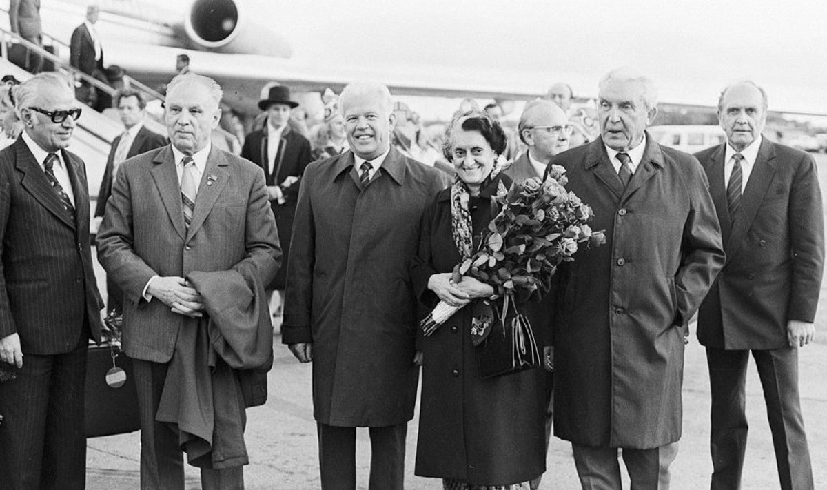 Mehine vastuvõtt: India peaministrit Indira Gandhit tervitavad 23. septembril 1982 Tallinna lennujaamas EKP juht Karl Vaino, valitsusjuht Valter Klauson ja välisminister Arnold Green. 