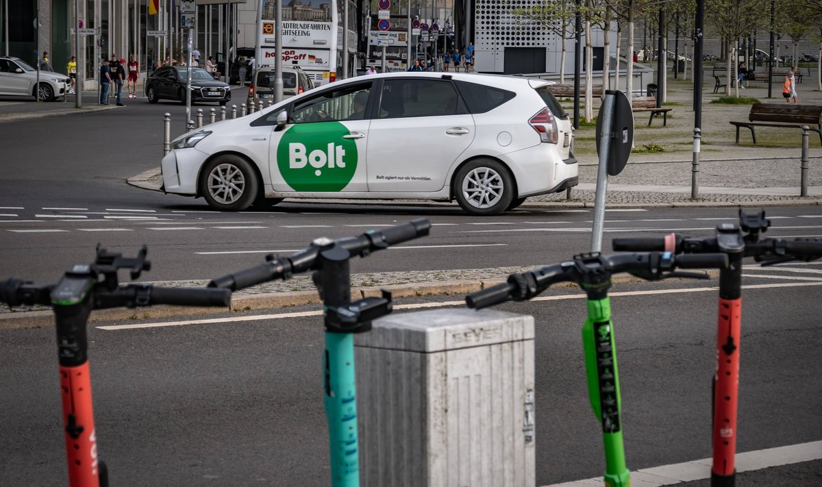 Berlin Mitte, Verkehr, Straßenverkehr, Mietwagen der Firma BOLT / UBER - 07.04.2024 Berlin *** Berlin Mitte, traffic, ro