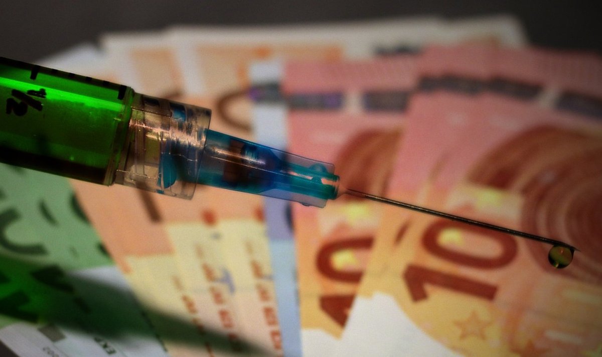 Illustratiivne pilt koroonavaktsiinist ja selle kõrgest hinnast. (Foto: Pixabay / Gerd Altmann)