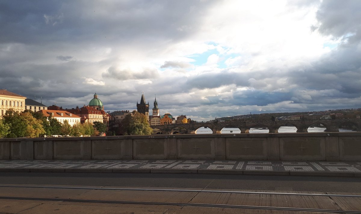 SUUR AUTASU: Kui teekonna lõpus on kaunis Praha, ununeb 60 tundi piina liinibussis ruttu (all).