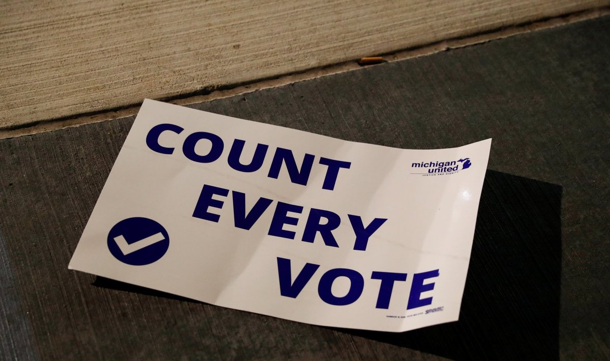 "Lugege ära iga hääl" kõlab Michigani osariigi ühe valimisjaoskonna põrandale kukkunud kleepsukese sõnum