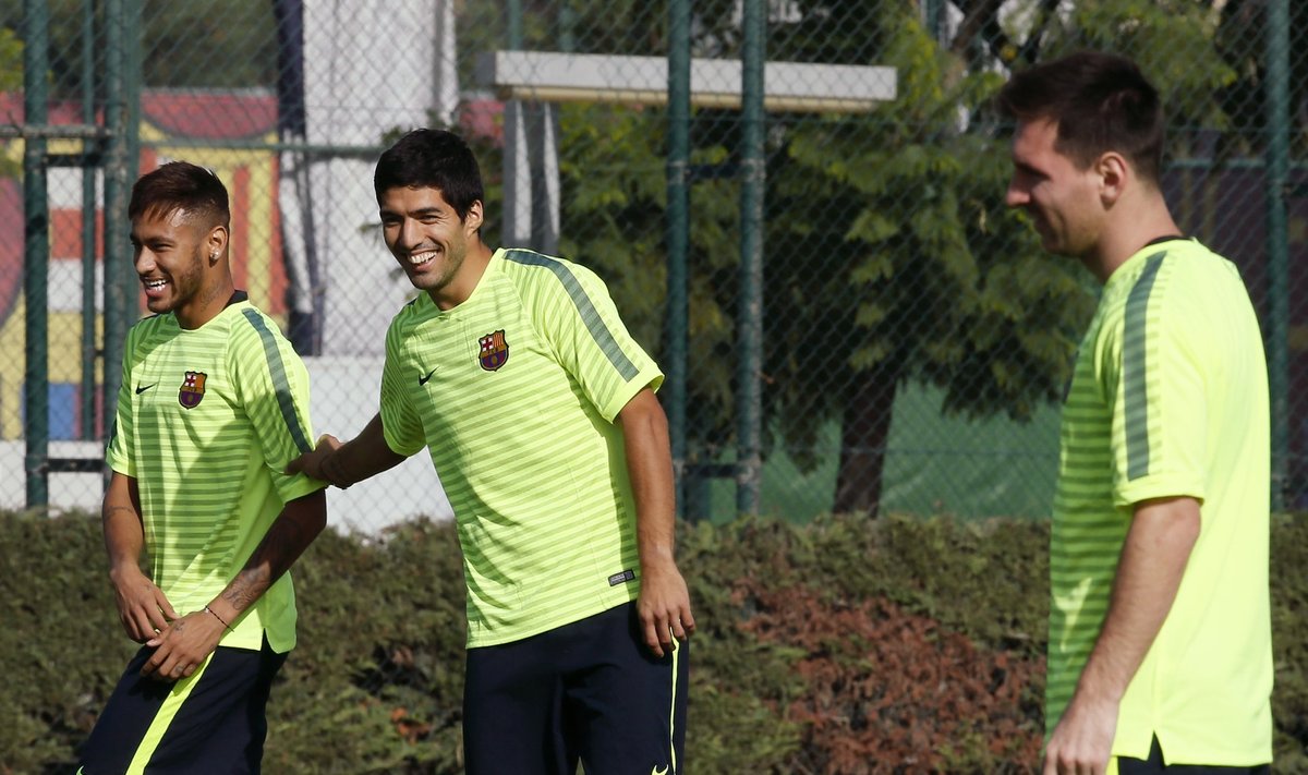 Luis Suarez (keskel) treeningul Neymari ja Lionel Messiga.