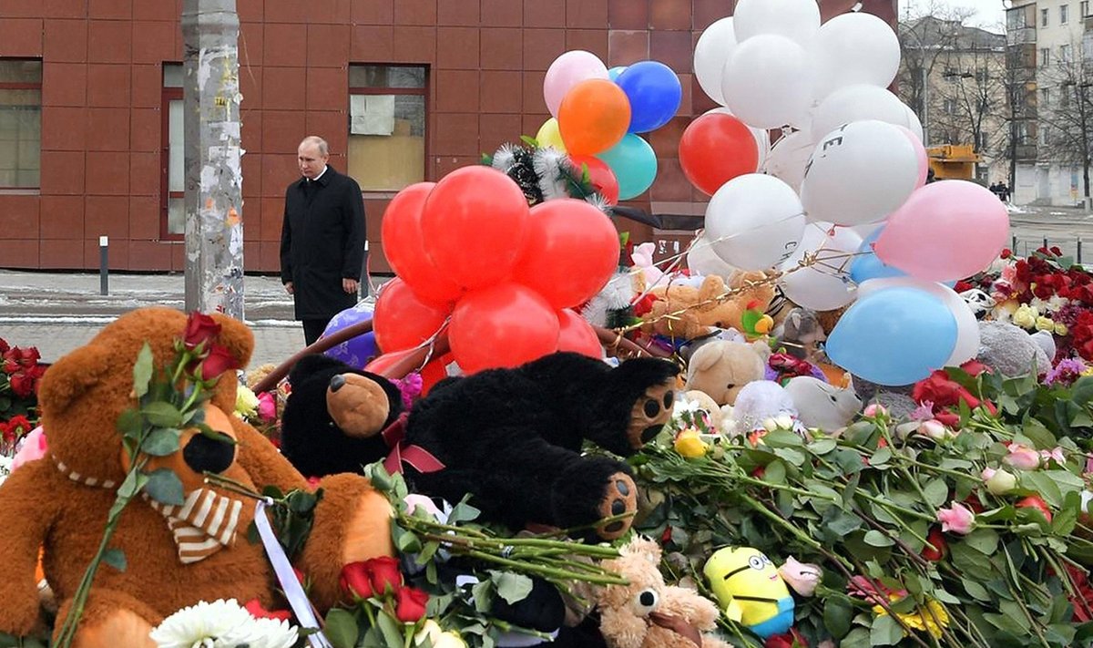 Vladimir Putin Kemerovo põlengu ohvrite mälestuspaigas