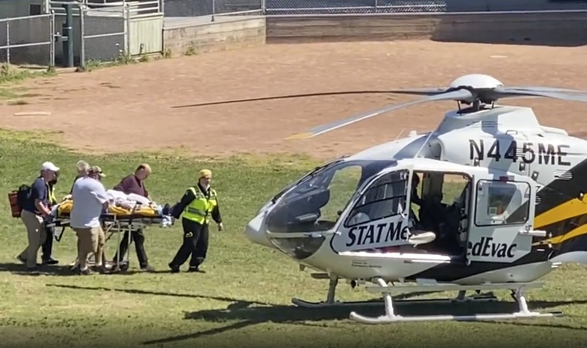 Ahmed Salman Rushdie toimetati rünnaku järel haiglasse helikopteriga.