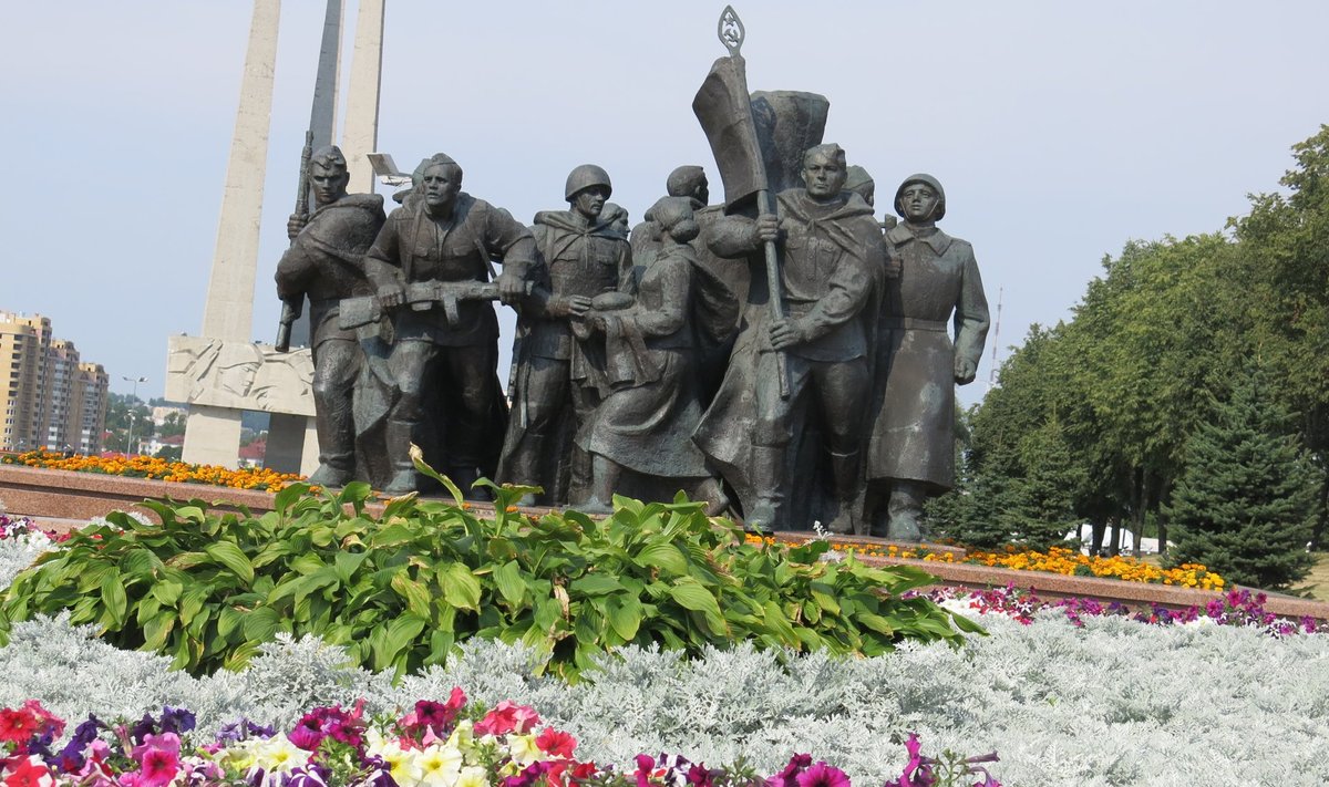 EDASI: võitlejate monument tõttab üle lillepeenarde.