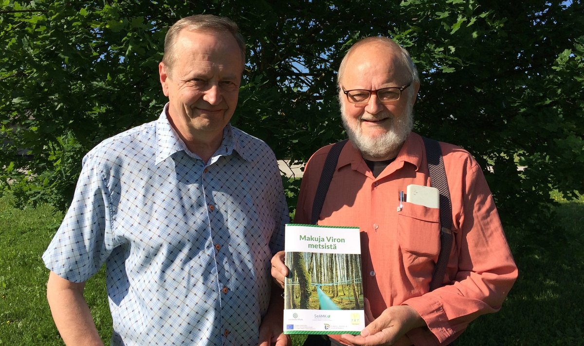 Lembit Lepasalu ja Väino Poikalainen soomlaste jaoks koostatud brošüüriga, mis tutvustab Eesti metsaande ja tootjaid, kes neist midagi valmistavad.