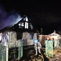 DELFI FOTOD: Ida-Virumaal põles lahtise leegiga elumaja, hoone katus kukkus kustutustööde käigus sisse