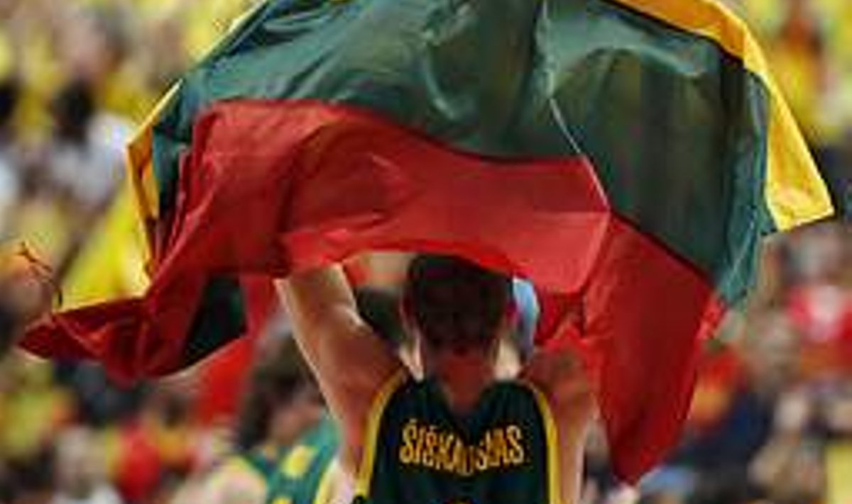 Lipp kõrgel: Äsjasel EMil Leedu koondise põhiraskust kandnud Ramunas Šiškauskasel on põhjust lippu lehvitada. Väikeriik võitis ju pronksmedali ja ühes sellega pääsu Pekingi olümpiale. AFP