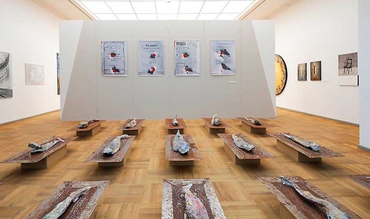 Ajaloopoliitiline saaliosa: Ahti Seppeti installatsioon “Verekutse” (ees, 2006-2010) ja Lembit Palmi värvitrükid “Pettunud jüngrite kättemaks” (2010) (Stanislav Stepaško)