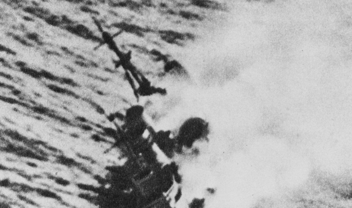 HMS Exeter uppumas. (Foto: Wikimedia Commons / USA merevägi)