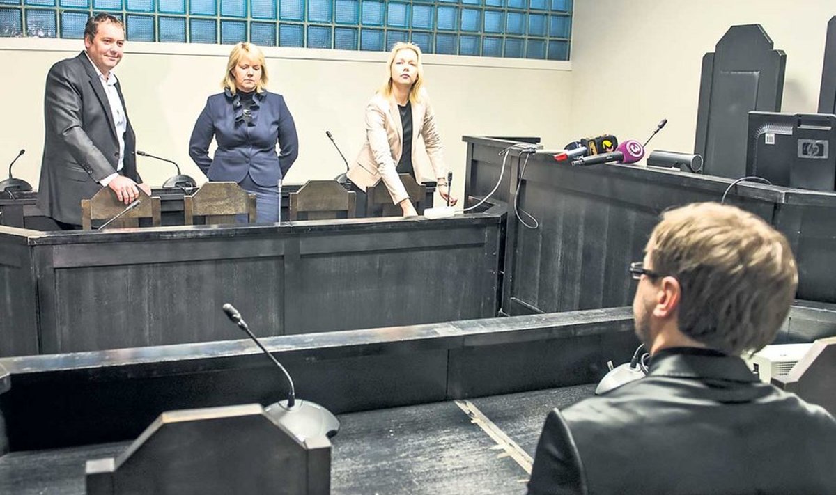 Üle kahe aasta palgamõrva tellimise süüdistust kandnud Andrus Sukles (vasakul) vaatas pärast kohtuotsuse teatavaks tegemist rahuloleval ilmel riikiprokurör Steven-Hristo Evestusele (seljaga) silma.
