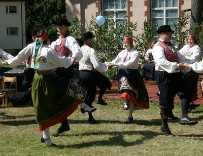 Laat läks lõpupoole sujuvalt üle Lõunaregiooni tantsupäevaks. Pildil: külalised Avinurmest.