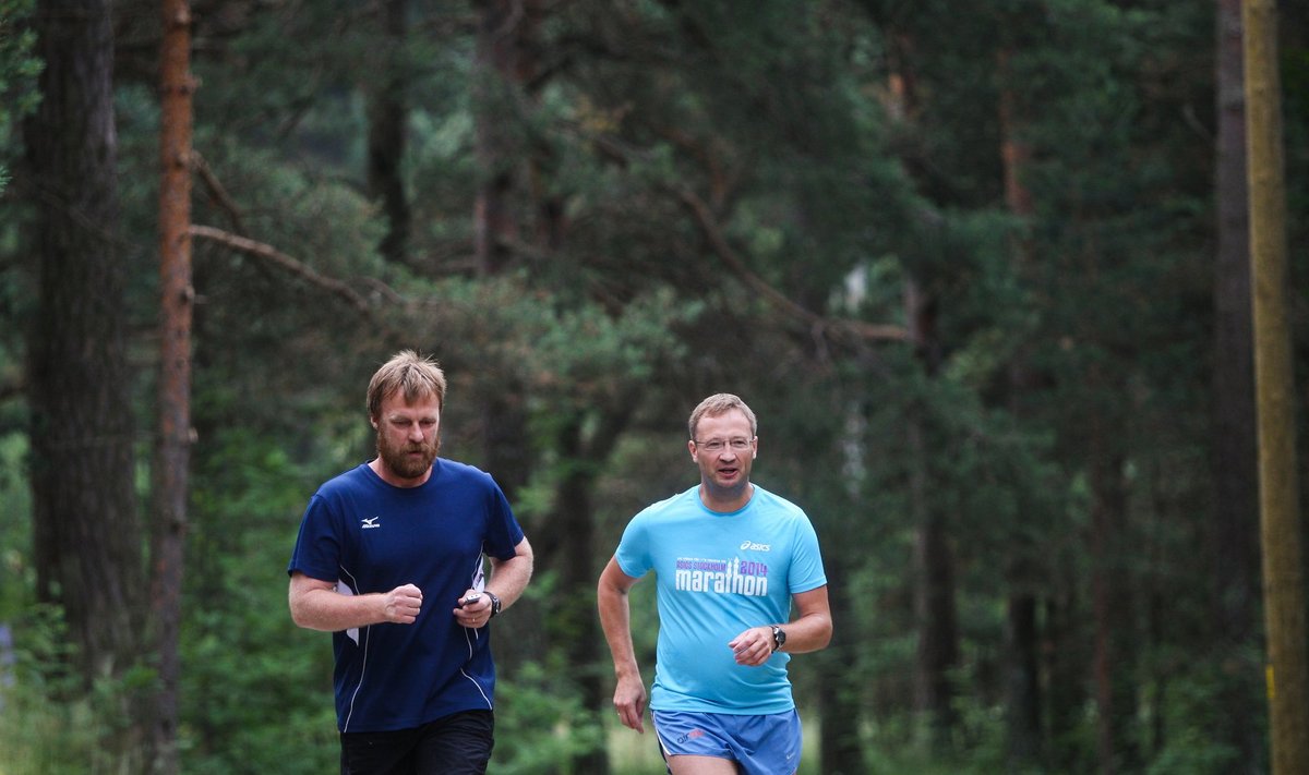 Meelisega metsas: Ekspressi ajakirjanik tegi sajandaks maratoniks valmistuva Meelis Atoneniga kaasa varahommikuse jooksutiiru ning rääkis maratonidest ja elust üldiselt.