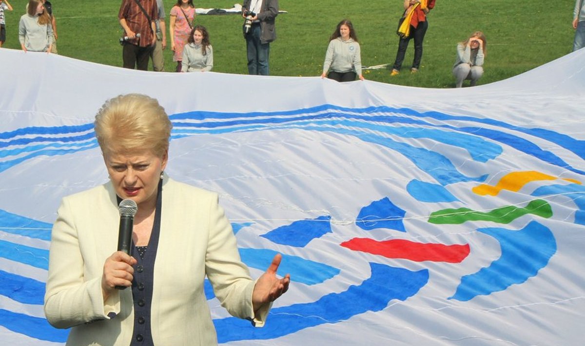 Leedu president Dalia Gribauskaitė näitas 10. mail avalikkusele Leedu eesistumise ametlikku logo, mis oli kantud sel hetkel veel maas lebavale tuulelohele. Ürituse edenedes liugles tuulelohe juba kõrgustes.