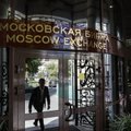 Moskva börsil peatati dollarites ja eurodes kauplemine, mis tõi pankade ette järjekorrad