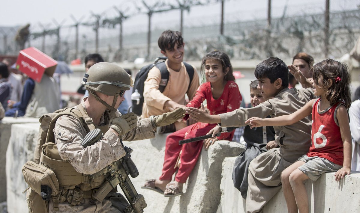 Afganistani põgenikud USA sõduriga