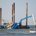 FOTOD: Kummuli läinud kalalaeva kaldale tirimiseks süvendatakse merepõhja