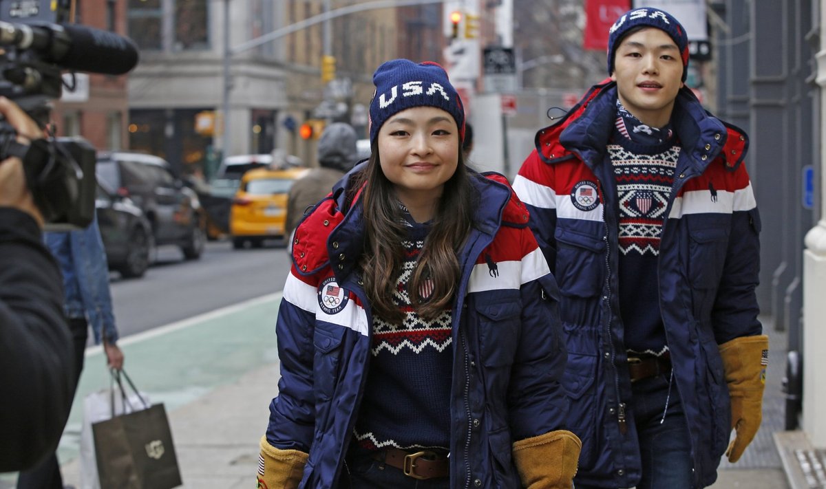 USA olümpiakoondise rõivad jäätantsjate Maia ja Alex Shibutani seljas. Vormi esitlus toimus 22. jaanuaril New Yorgis.