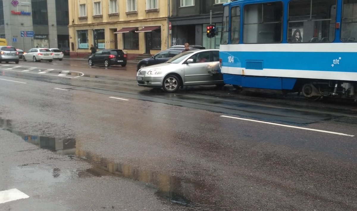 Narva maanteel toimus avarii