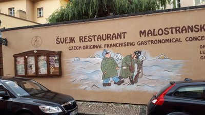 KUULUS KANGELANE: Švejki nime kandev pubi-turistilõks Malostranskal – ainuke Švejkiga seotud asi kesklinnas, mis Katrin Pautsile silma jäi.