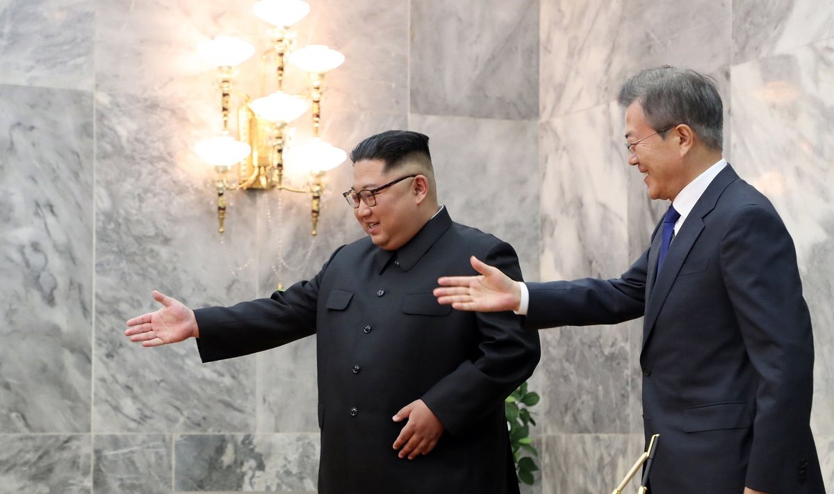 Laupäeval ootamatult kohtunud Kim Jong-un (vasakul) ja Moon Jae-in loodavad, et Trump tuleb siiski Singapuri Kimiga kõnelema.